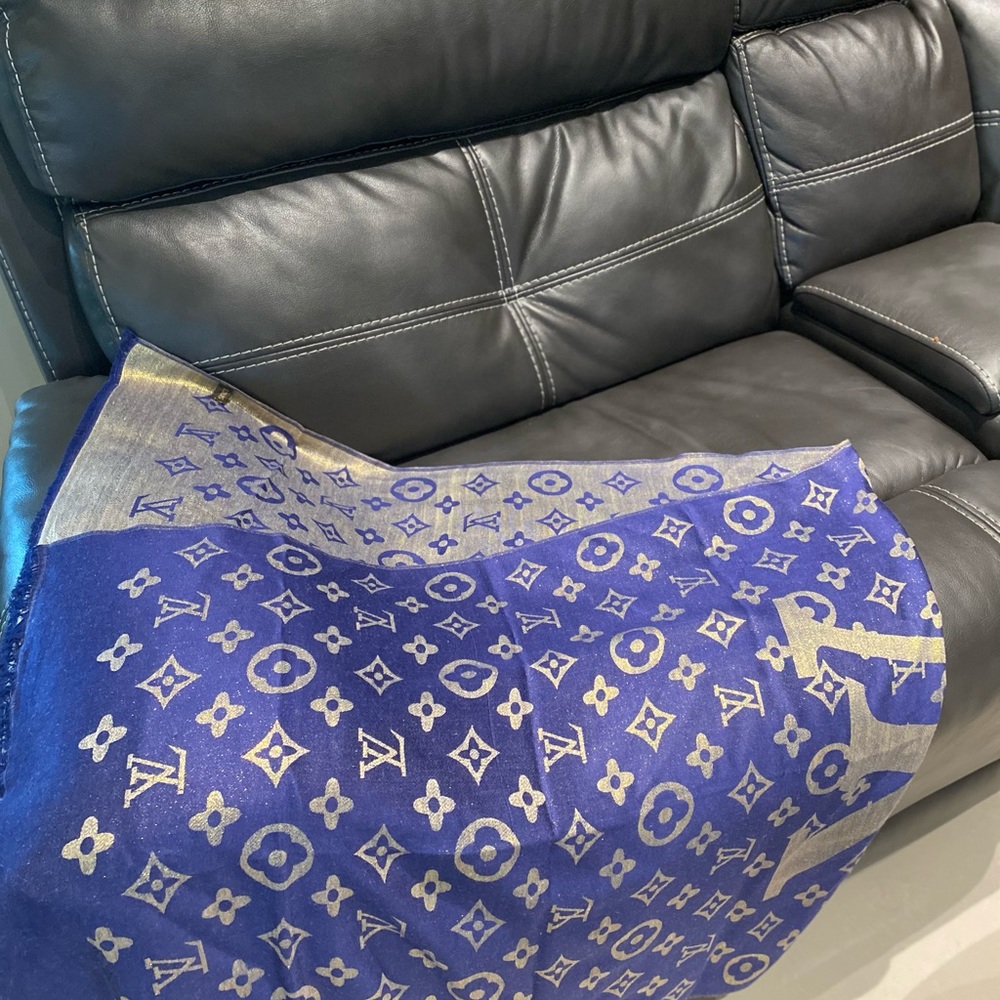 Beautiful scarf in brand new condition.